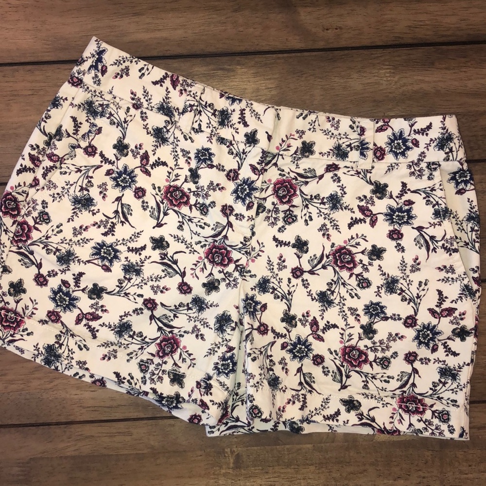 Gorgeous Floral Loft shorts size 0. EUC
